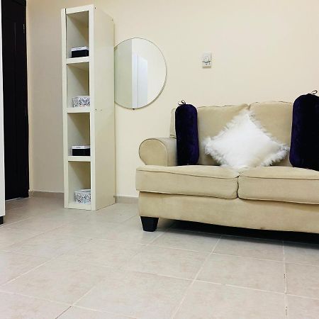 Nash Guest House Females Only Дубай Экстерьер фото
