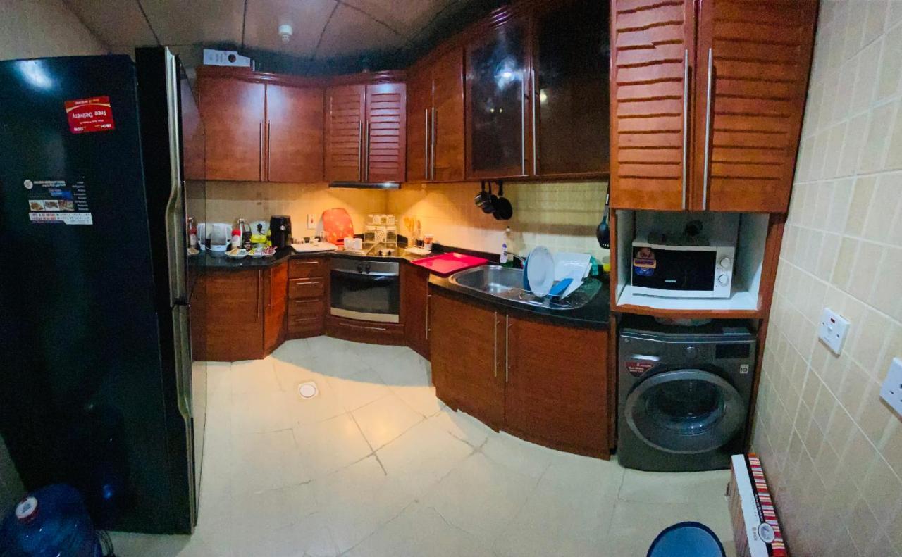 Nash Guest House Females Only Дубай Экстерьер фото